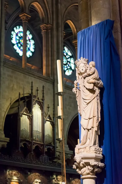 The Statue of Virgin and Child inside Notre-Dame de Paris — Stock Photo, Image