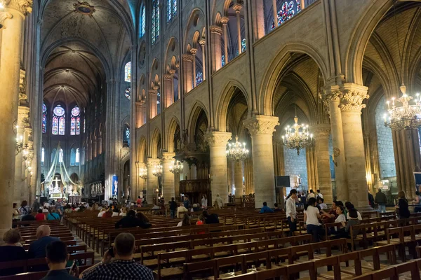 Turister som besöker katedralen notre-dame de paris — Stockfoto