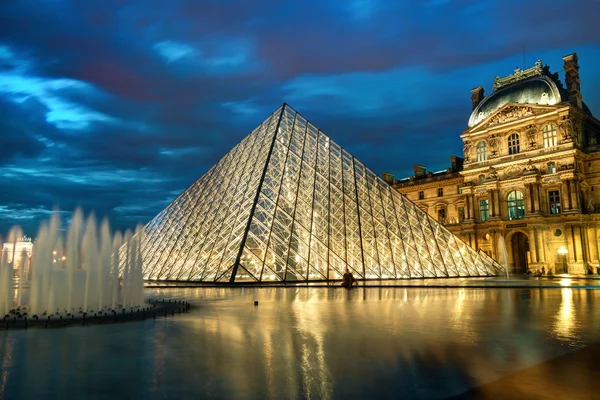 Muzeum louvre v noci v Paříži — Stock fotografie