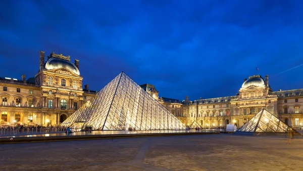 Muzeum louvre v noci v Paříži — Stock fotografie