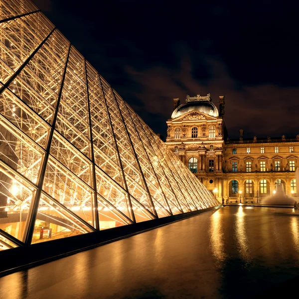 Louvren på natten i paris — Stockfoto