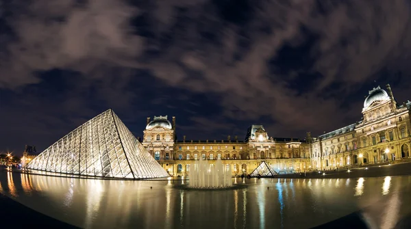 Louvren på natten i paris — Stockfoto