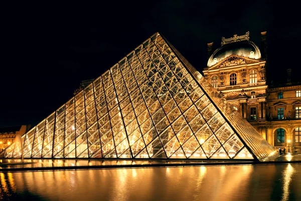The Louvre museum at night in Paris — Stock Photo, Image
