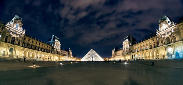 Louvren på natten i paris — Stockfoto