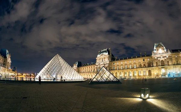 Muzeum louvre v noci v Paříži — Stock fotografie