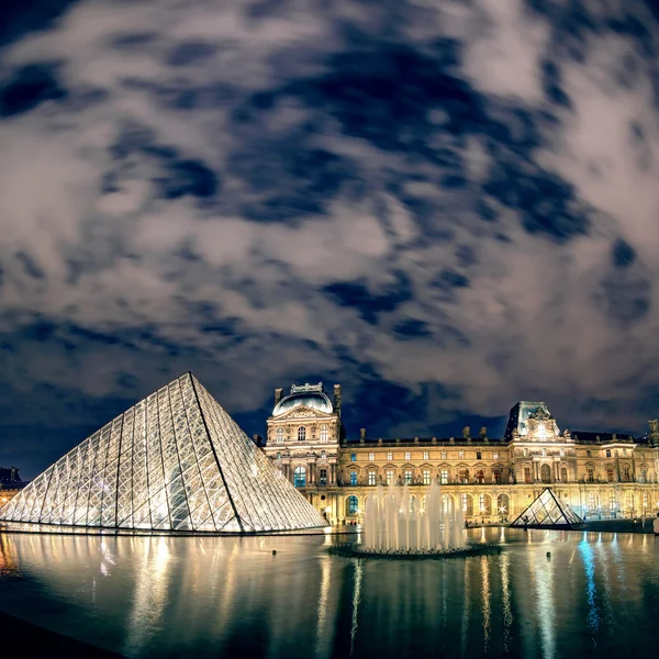 밤에 파리에 있는 루브르 박물관 — 스톡 사진
