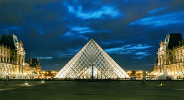 gece paris louvre müzesinde
