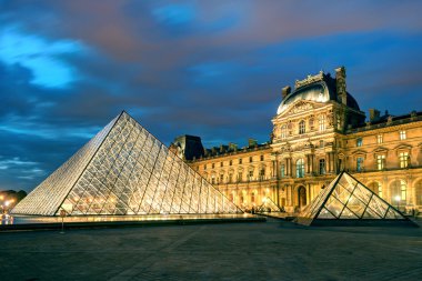 gece paris louvre müzesinde