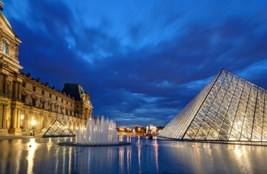gece paris louvre müzesinde