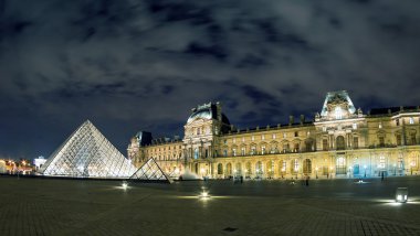 gece paris louvre müzesinde