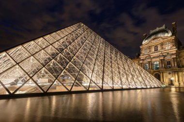 gece paris louvre müzesinde