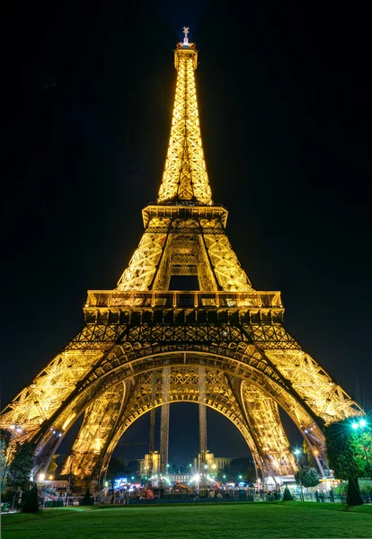 Eiffeltårnet om natten i Paris. – stockfoto