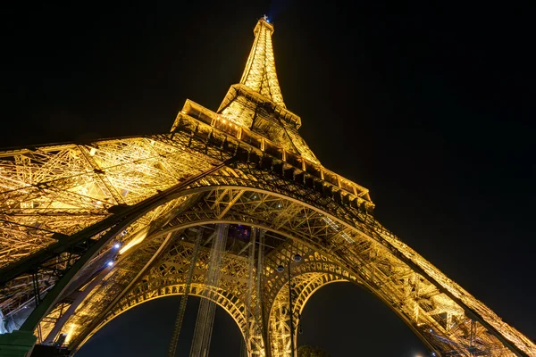 Der Eiffelturm bei Nacht in Paris — Stockfoto