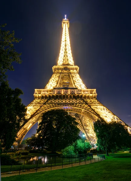 Eiffeltårnet om natten i Paris. – stockfoto