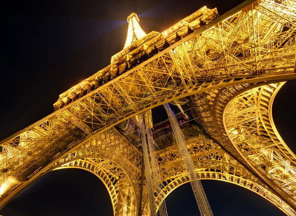 Der Eiffelturm bei Nacht in Paris — Stockfoto