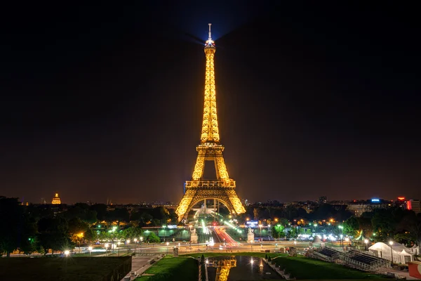 The Eiffel tower at night in Paris — Stock Photo, Image