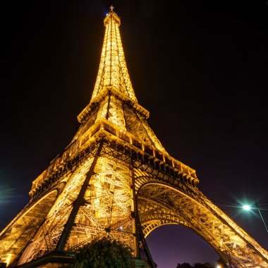 gece Paris'te Eyfel Kulesi