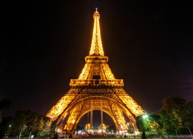 gece Paris'te Eyfel Kulesi