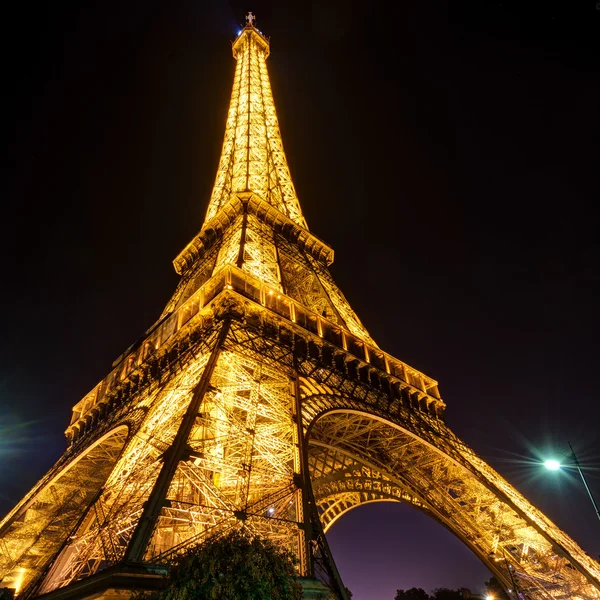 Eiffeltårnet om natten i Paris. – stockfoto