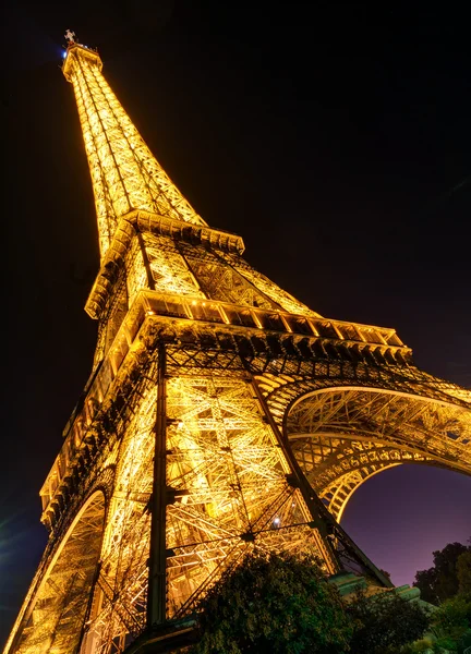 La Tour Eiffel la nuit à Paris — Photo