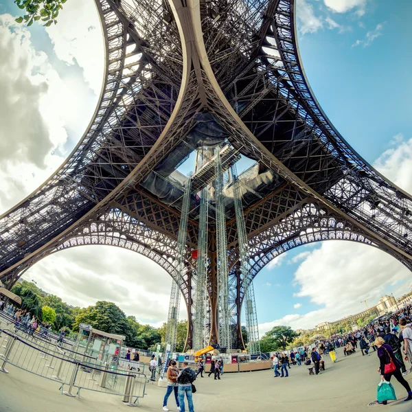 Eiffeltornet i paris. Visa nedan. — Stockfoto