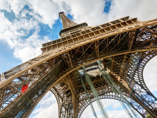 Der Eiffelturm in Paris — Stockfoto