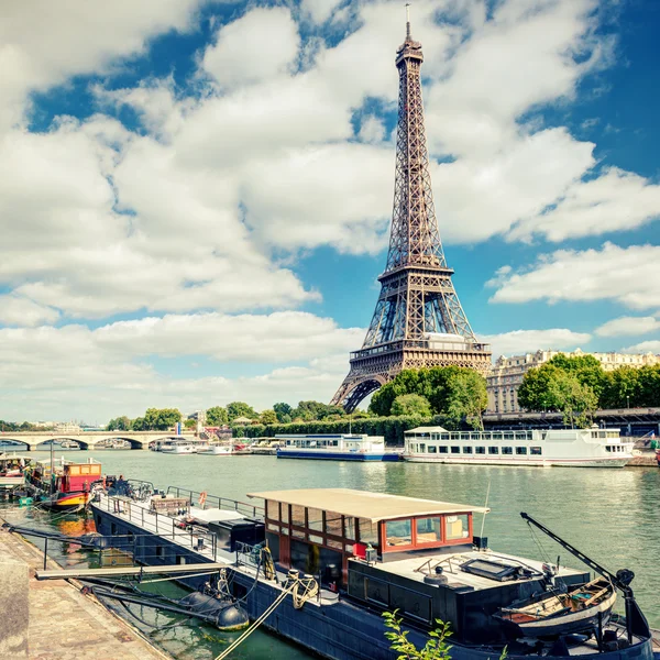 Blick vom Fluss Seine auf den Eiffelturm — Stockfoto