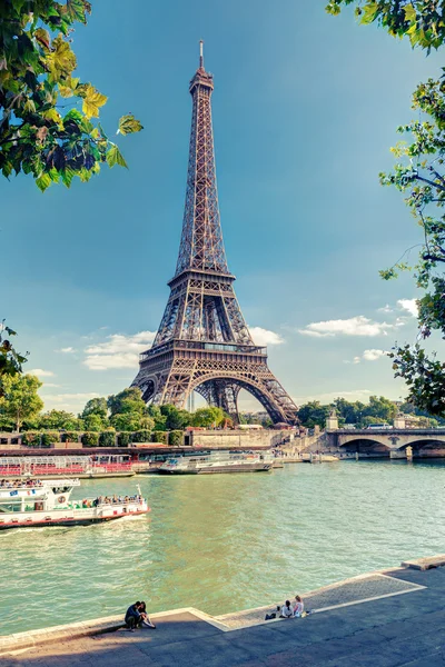 The River Seine with the Eiffel tower in Paris — Stock Photo, Image