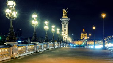 Paris'te gece Alexandre III Köprüsü