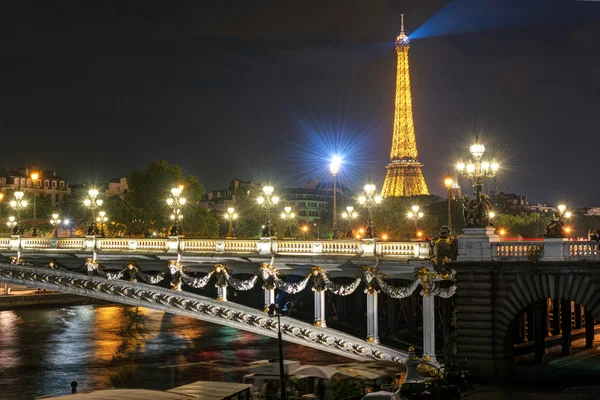 Alexandre iii bron på natten i paris — Stockfoto