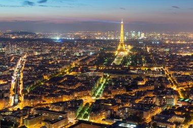 Geceleri Eyfel Kulesi Paris görünümü