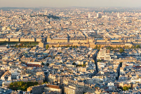 Utsikt över paris. Louvren i centrum. — Stockfoto