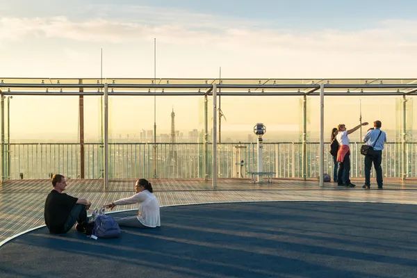 Touristes visitant le pont d'observation sur le toit de la Montpa — Photo