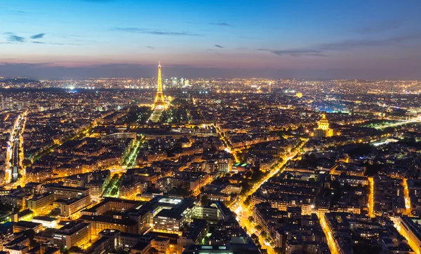 Uitzicht over Parijs met de Eiffeltoren nachts — Stockfoto