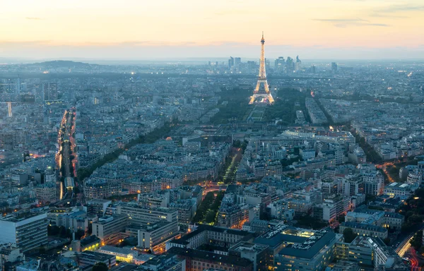 Vue de Paris avec la tour Eiffel au coucher du soleil — Photo