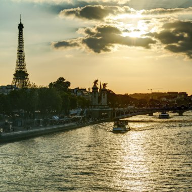 seine Nehri Paris'te Eyfel Kulesi