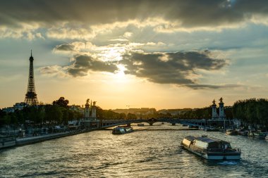 seine Nehri Paris'te Eyfel Kulesi