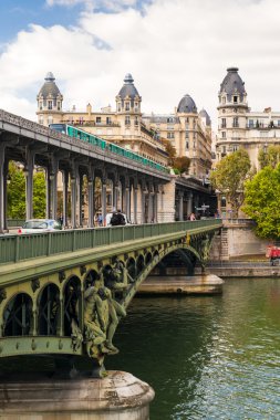 Metro Paris binalar arasında yüksek çalışır
