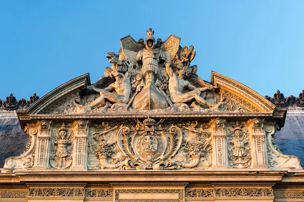 Detail van de buitenkant van het louvre — Stockfoto