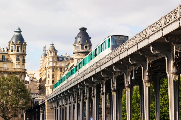 U-Bahn rast zwischen Gebäuden in Paris hoch — Stockfoto