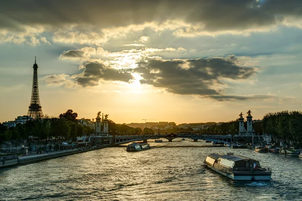 Floden seine med Eiffeltornet i paris — Stockfoto