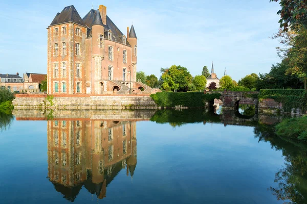 Castello sul lago nella Valle della Loira in Francia — Foto Stock