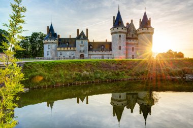 sully-sur-loire gün batımında, Fransa chateau