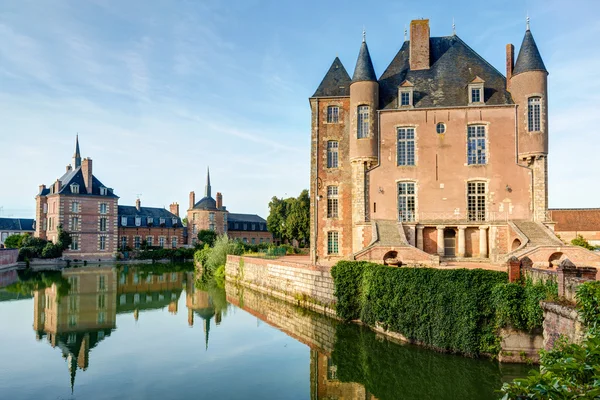 Castello sul lago nella Valle della Loira in Francia — Foto Stock