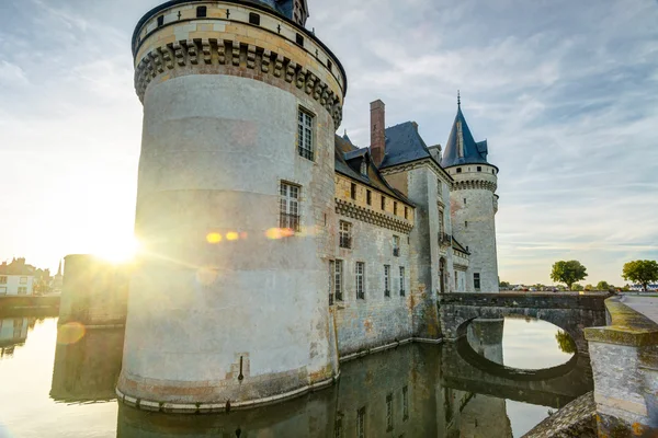 Slottet sully-sur-Loire i solnedgången, Frankrike — Stockfoto