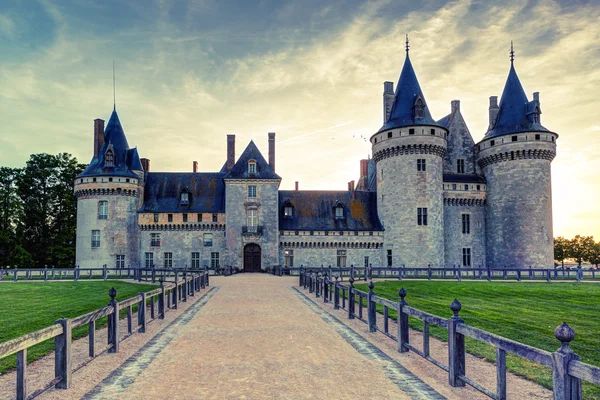 El castillo de Sully-sur-Loire al atardecer, Francia . —  Fotos de Stock