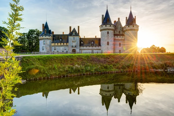 Chateau Сюллі сюр Луар на заході сонця, Франції — стокове фото