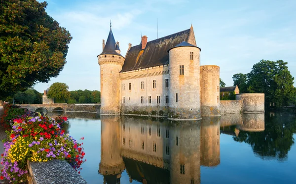 Slottet sully-sur-Loire i solnedgången, Frankrike — Stockfoto