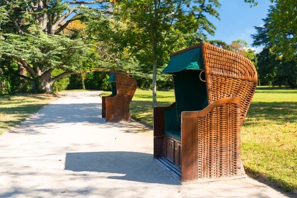 Interessante und ungewöhnliche Bänke in der Nähe des Schlosses Chaumont, Frankreich — Stockfoto