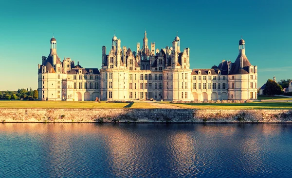 El castillo real de Chambord al atardecer, Francia — Foto de Stock